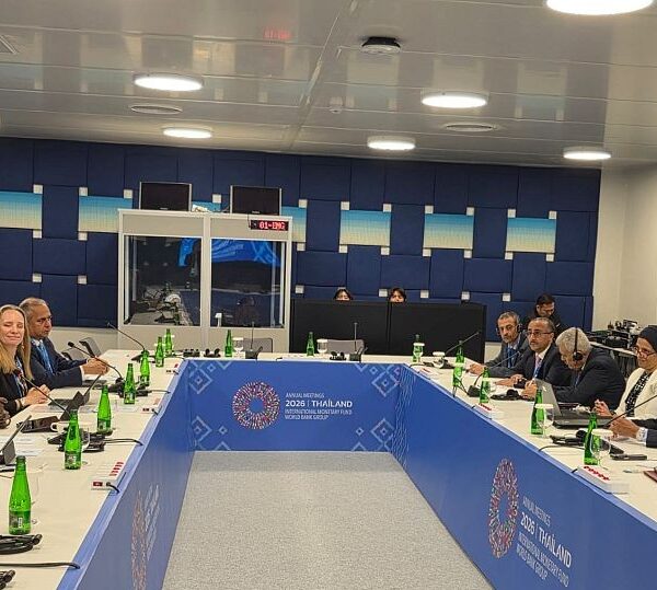 الفقمي والمعبقي يبحثان مع مسؤولين بالبنك الدولي ومؤسسة التمويل الدولية دعم النازحين وتسريع مشاريع الكهرباء والزراعة